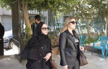 شاهد .. رانيا فريد شوقي تنهار بالبكاء في وداع والدتها وشهيرة ومحمد رياض وغيرهم يواسونها-بالصور