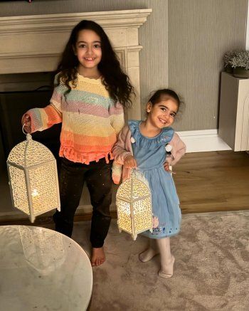 شاهد .. محمد صلاح يوثق أجواء رمضان في منزله.. وهذا المسلسل الذي يتابعه