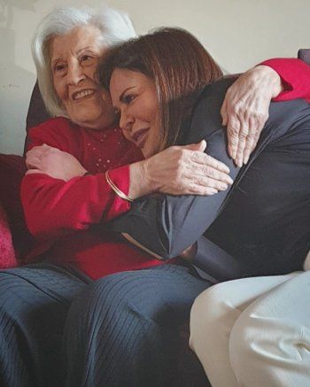 شاهد .. كارمن لبس بصورة مع والدتها في عيد الأم..وهذا ما قالته