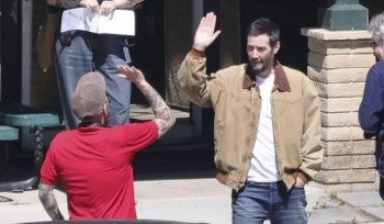 شاهد .. كيانو ريفز يُرصد بشعر قصير للمرة الأولى منذ سنوات لهذا السبب-بالصور