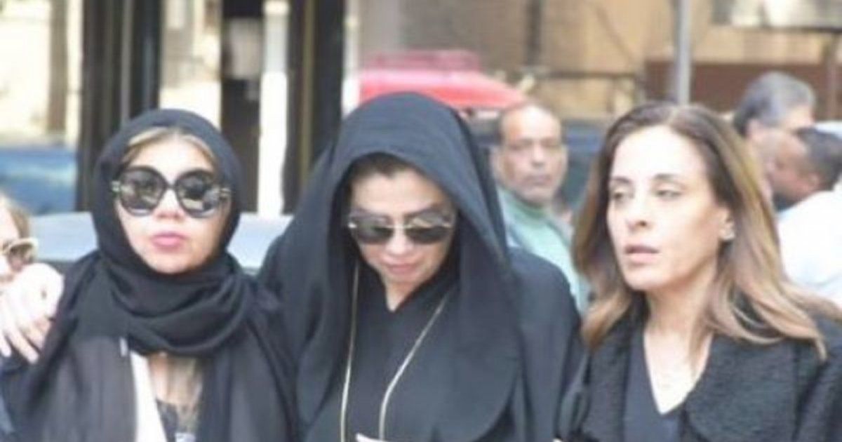 شاهد .. رانيا فريد شوقي تنهار بالبكاء في وداع والدتها وشهيرة ومحمد رياض وغيرهم يواسونها-بالصور
