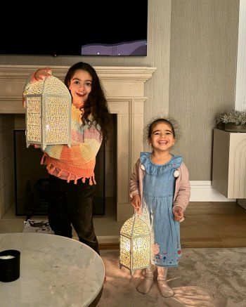 شاهد .. محمد صلاح يوثق أجواء رمضان في منزله.. وهذا المسلسل الذي يتابعه