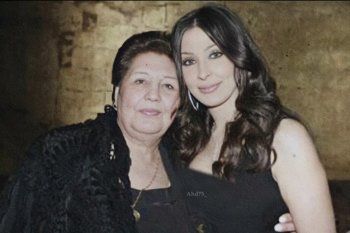 شاهد .. إليسا برسالة رائعة بمناسبة عيد الأم.. وهذه صورة تجمعها بوالدتها