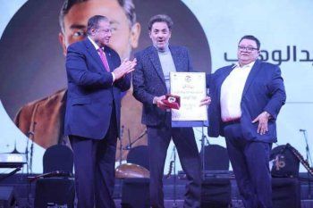 شاهد .. حسين فهمي وليلى علوي وعفاف راضي وغيرهم مكرّمون من هيئة الإنتاج الثقافي-بالصور