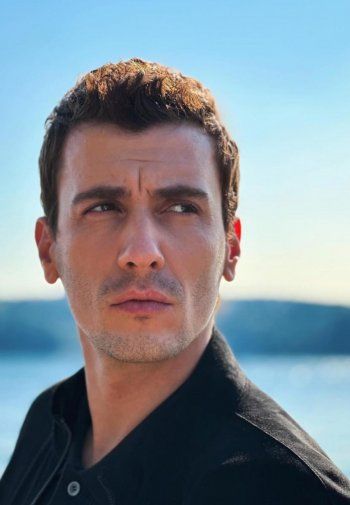 شاهد .. هل انفصل بطل مسلسل " المتوحش " عن خطيبته الممثلة الشهيرة؟