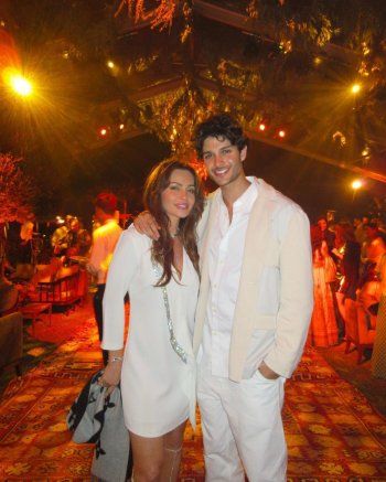 شاهد .. بالصور- بلوك أبيض رائع..لؤي علامة يتألق مع والدته جيهان علامة