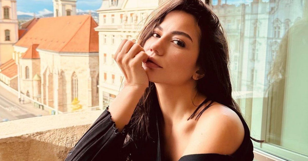 شاهد .. ديميت أوزديمير بإطلالة ذهبية براقة وتتصدر غلاف أشهر مجلة هندية-بالصورة