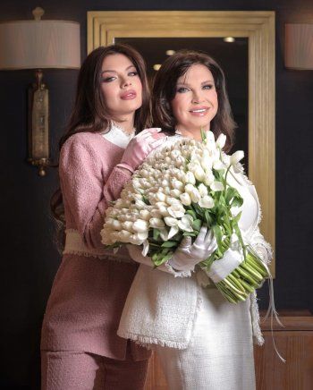 شاهد .. بالصور- مايا رعيدي ووالدتها بإطلالة ناعمة وبألوان رائعة