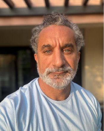 شاهد .. باسم يوسف يحتفل بعيد ميلاده الـ 50 بهذه الكلمات