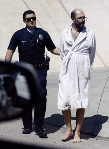 شاهد .. الشرطة تلقي القبض على زوج ممثلة شهيرة بتهمة العنف المنزلي