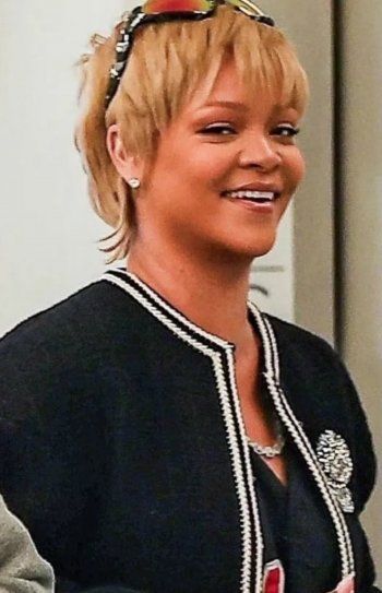 شاهد .. ريهانا بإطلالة غريبة..مظهرها فاجأ الجمهور-بالصور