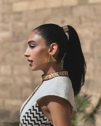 شاهد .. بالصور- سلمى أبو ضيف تسحر العيون بإطلالة فرعونية و تستعرض أنوثتها