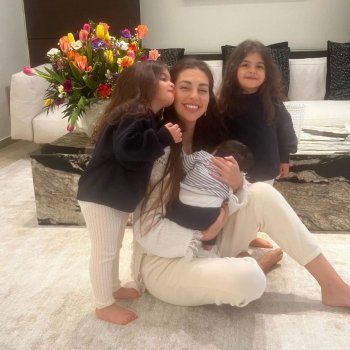 شاهد .. فاليري أبو شقرا تطلّ برفقة أولادها..ظهور مميز لطفلها-بالصور