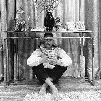 شاهد .. بالصور- محمد رمضان يحدث ضجة بن المتابعيه بسبب مكان جلوسه..فما القصة