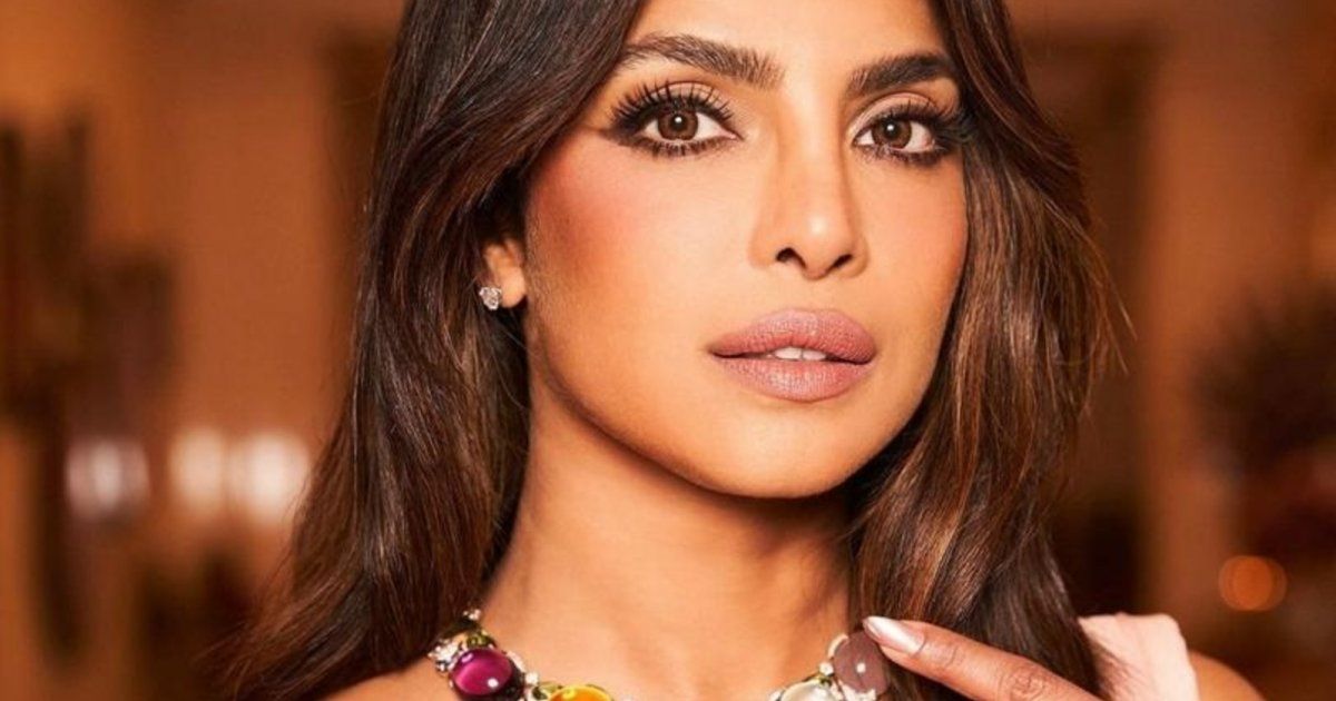 شاهد .. إطلالة آسرة لـ بريانكا شوبرا في بومباي.. جمالها لفت الأنظار