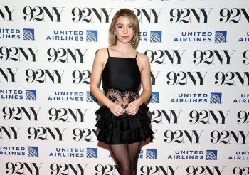 شاهد .. سيدني سويني تتألق بفستان أسود مع دانتيل شفاف