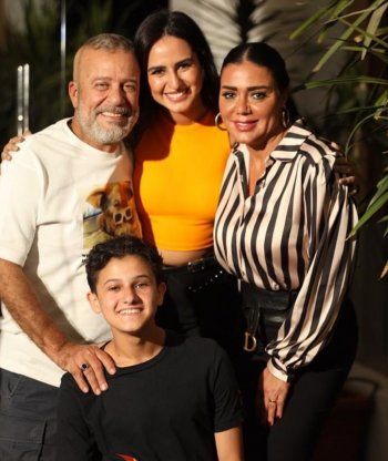 شاهد .. من كواليس "بقينا إتنين"..شريف منير يطل مع رانيا يوسف ويحمس الجمهور قبل بداية العرض