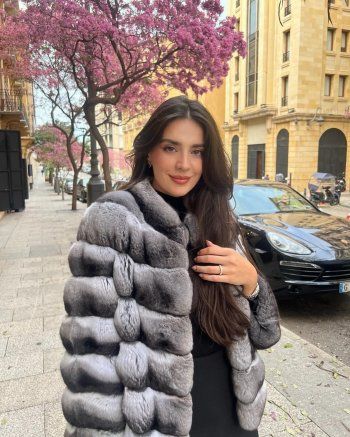 شاهد .. ملكة جمال لبنان السابقة تطل اليوم بالسترة نفسها التي ارتدتها في لندن منذ أسابيع-بالصور