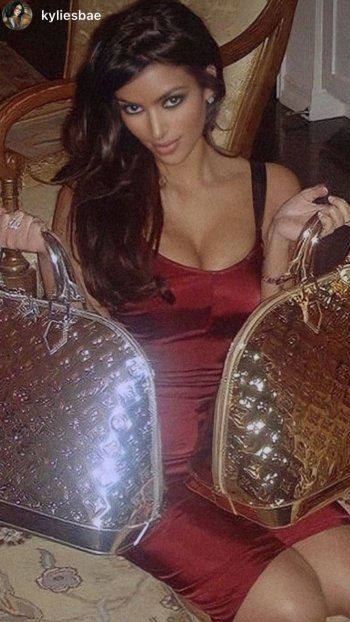 شاهد .. كيم كارداشيان تطل بصورة قديمة لها..و سعر حقائب يدها مرتفع جداً