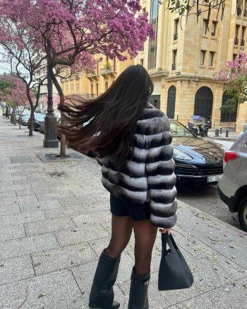 شاهد .. ملكة جمال لبنان السابقة تطل اليوم بالسترة نفسها التي ارتدتها في لندن منذ أسابيع-بالصور