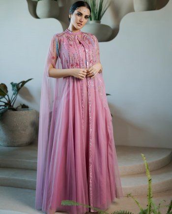 شاهد .. بإطلالة عربية مميزة..درة التونسية تتألق بجمالها بفستان رائع