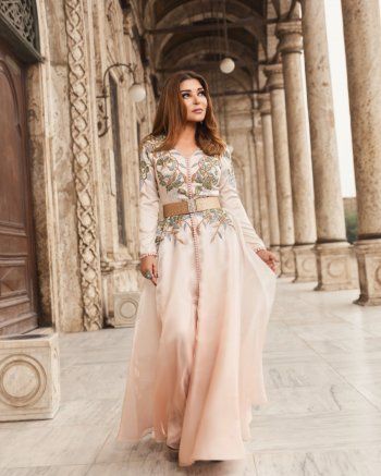 شاهد .. سميرة سعيد منبهرة بسحر قصر عابدين خلال جوله لها به-بالفيديو