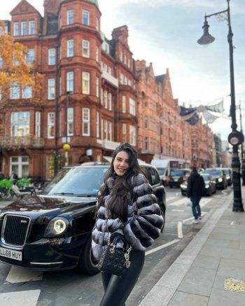 شاهد .. ملكة جمال لبنان السابقة تطل اليوم بالسترة نفسها التي ارتدتها في لندن منذ أسابيع-بالصور