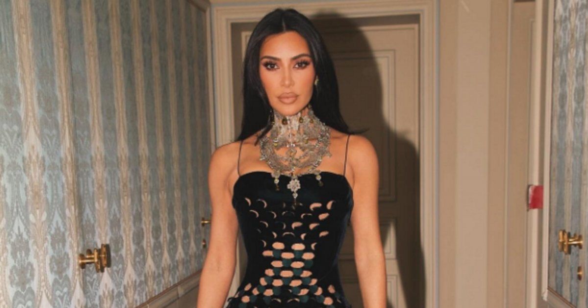 شاهد .. كيم كارداشيان تطل بصورة قديمة لها..و سعر حقائب يدها مرتفع جداً