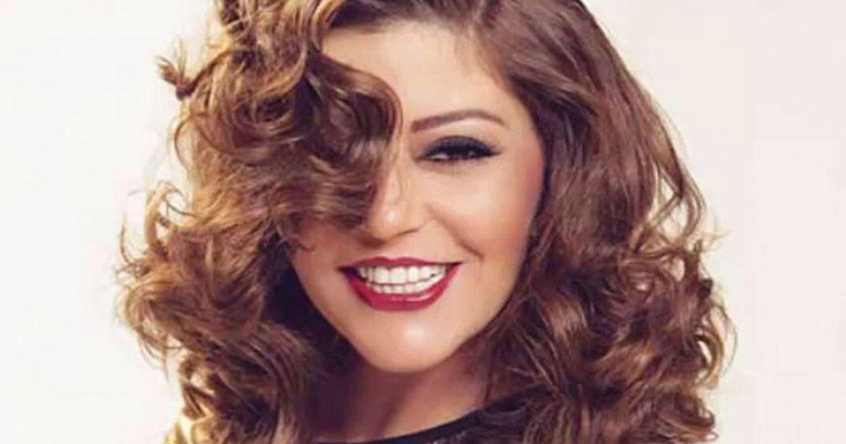 شاهد .. سميرة سعيد منبهرة بسحر قصر عابدين خلال جوله لها به-بالفيديو