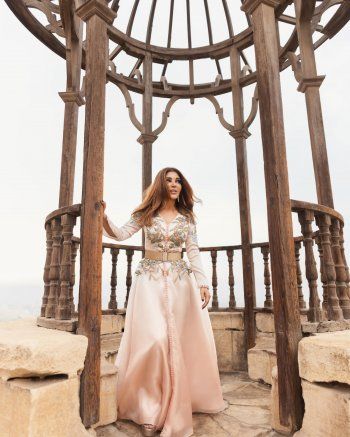 شاهد .. سميرة سعيد منبهرة بسحر قصر عابدين خلال جوله لها به-بالفيديو