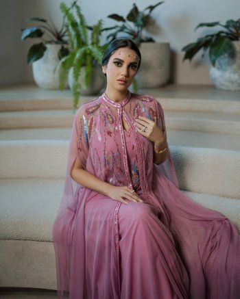 شاهد .. بإطلالة عربية مميزة..درة التونسية تتألق بجمالها بفستان رائع