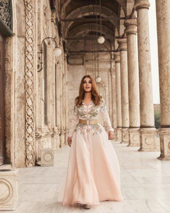 شاهد .. سميرة سعيد منبهرة بسحر قصر عابدين خلال جوله لها به-بالفيديو