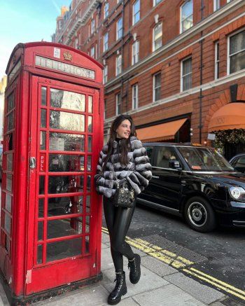 شاهد .. ملكة جمال لبنان السابقة تطل اليوم بالسترة نفسها التي ارتدتها في لندن منذ أسابيع-بالصور