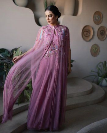 شاهد .. بإطلالة عربية مميزة..درة التونسية تتألق بجمالها بفستان رائع