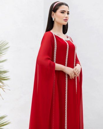 شاهد .. بإطلالة عربية فائقة الأناقة..روان بن حسين تبهر الجمهور بالأحمر