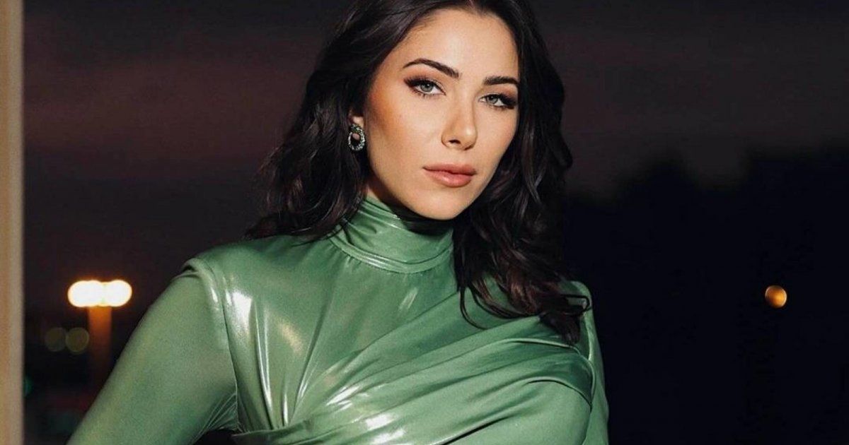 شاهد .. دانييلا رحمة بإطلالة أنيقة وناعمة باللون الوردي من سيارتها - بالصور