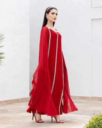 شاهد .. بإطلالة عربية فائقة الأناقة..روان بن حسين تبهر الجمهور بالأحمر