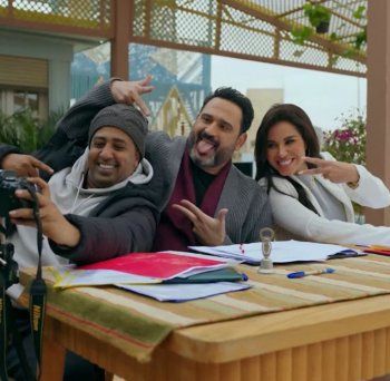 شاهد .. بصورة مميزة من كواليس "بابا جه"..نسرين أمين في رسالة حب إلى أكرم حسني و محمد أوتاكا