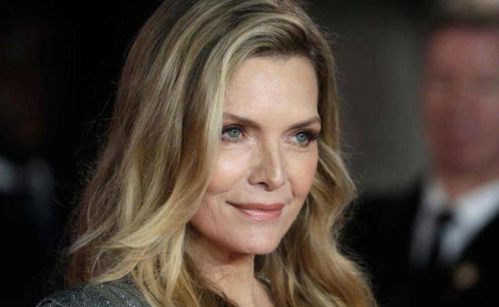 شاهد .. ميشيل فايفر تذهل المتابعين بجمالها الطبيعي بدون مكياج في سنّ الـ65