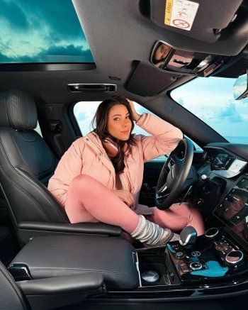 شاهد .. دانييلا رحمة بإطلالة أنيقة وناعمة باللون الوردي من سيارتها - بالصور