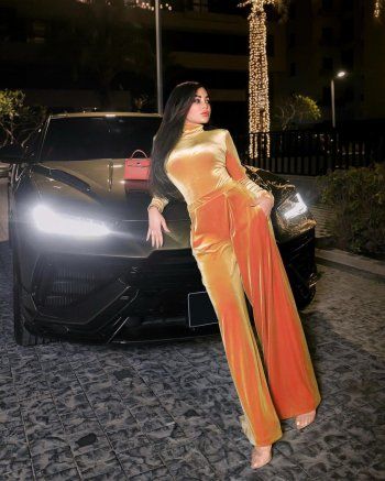 شاهد .. هيفا وهبي بإطلالة ذهبية حابسة للأنفاس .. وهذا سعر حقيبتها الصغيرة