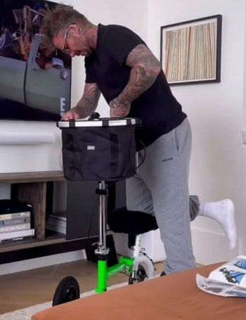 شاهد .. بالصورة- بعد كسر قدمها.. ديفيد بيكهام يقدم لزوجته هدية مميزة