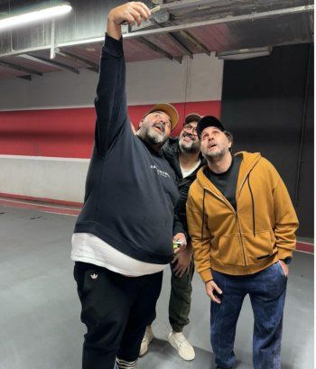 شاهد .. أكرم حسني يطل على الجمهور إلى جانب هشام ماجد و شيكو من كواليس "بابا جه" و هذا ما قاله