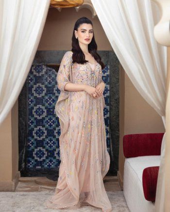 شاهد .. بالصور- بنعومة و جمال..روان بن حسين تتألق بإطلالة عربية رائعة