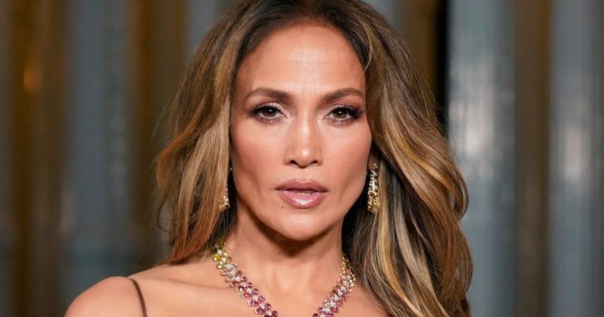 شاهد .. جنيفر لوبيز تبصق العلكة في يد مساعدتها .. وتتعرض لإنتقادات واسعة