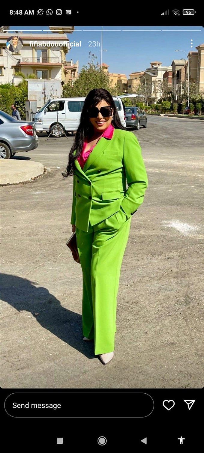 فيفي عبده ببدلة خضراء وشيميز فوشيا.. إطلالة كلاسيكية غريبة تخطف الأنظار