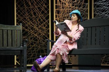 شاهد .. خاص - مسرحية " زردشت صار كلباً " لـ ريمون جبارة رفضت الذل والتبعية بأسلوب كاريكاتوري موجع وأعاد إخراجها أنطوان الأشقر