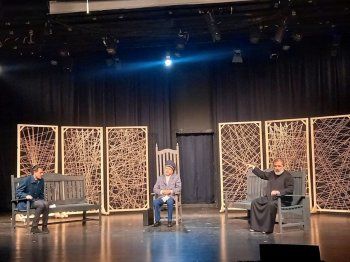 شاهد .. خاص - مسرحية " زردشت صار كلباً " لـ ريمون جبارة رفضت الذل والتبعية بأسلوب كاريكاتوري موجع وأعاد إخراجها أنطوان الأشقر