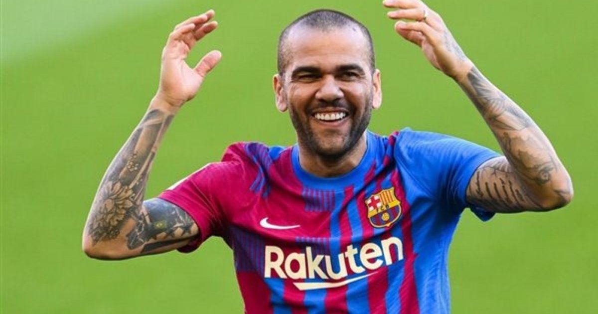 شاهد .. داني ألفيس خارج السجن بعد دفعه لكفالة مالية ضخمة