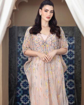 شاهد .. بالصور- بنعومة و جمال..روان بن حسين تتألق بإطلالة عربية رائعة